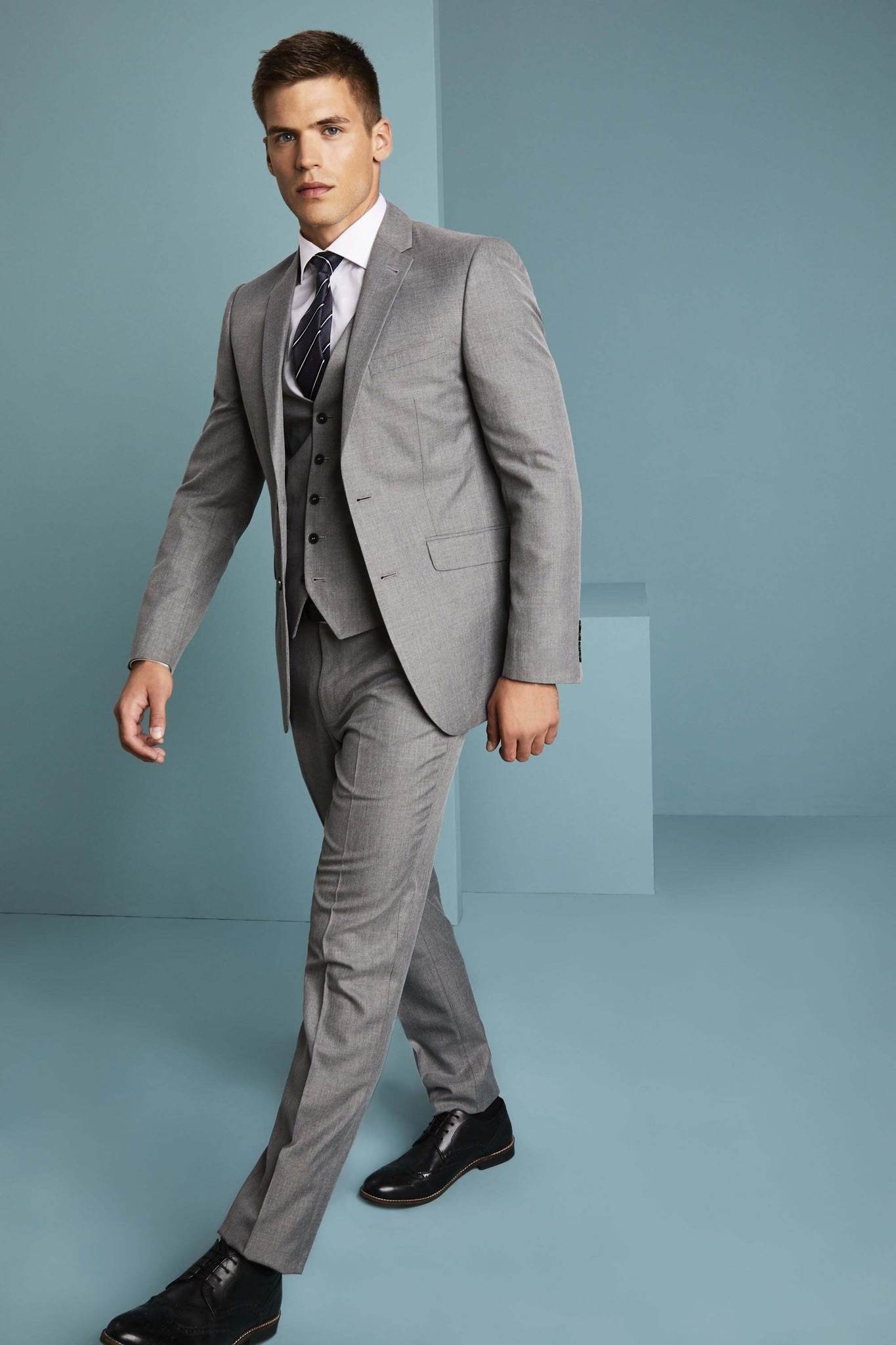 333205027_219465877234433_800382031523709860_n Traje de hombre corte REGULAR FIT color azul marino